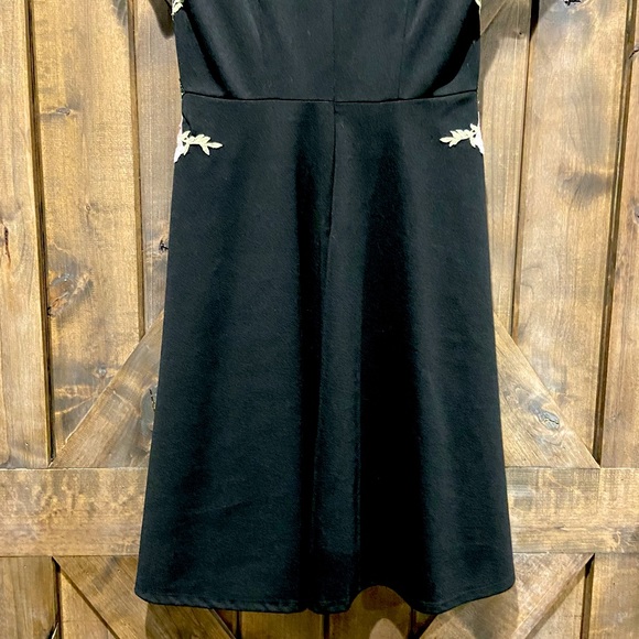 Black A-Line Fit and Flare Floral Embroidered Dress Sz 8 - Picture 7 of 15